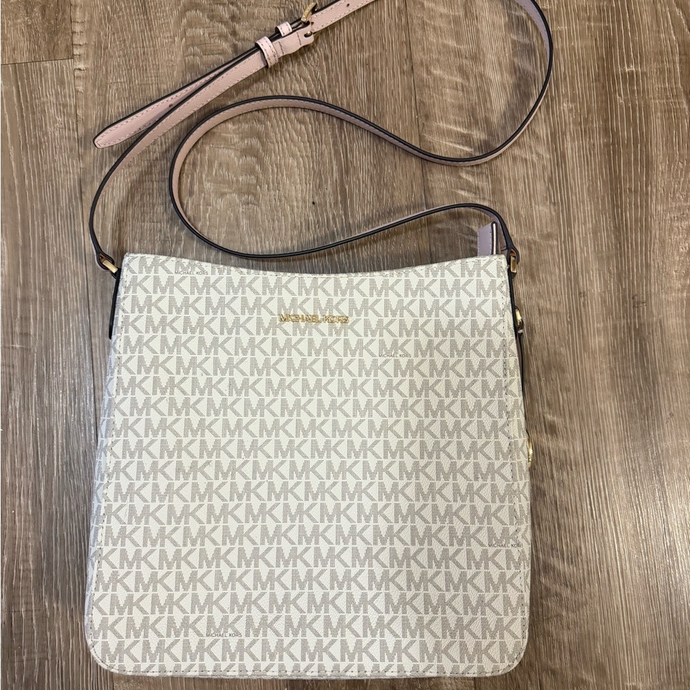 Michael Kors Jet Set messenger travel  crossbody purse